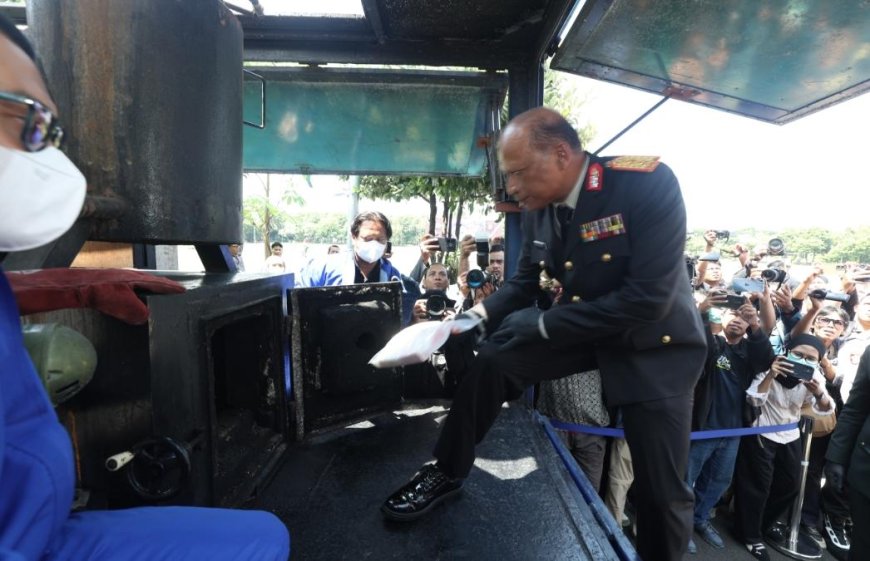 Polda Jatim Musnahkan Barang Bukti Narkoba Secara Terbuka