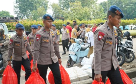 Brimob Metro Jaya Hadirkan Layanan Kemanusiaan di Lokasi Kebakaran