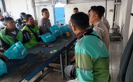 Sambut Hari Bhayangkara ke - 80, Polres Jember Berbagi Paket Sembako untuk Ojol