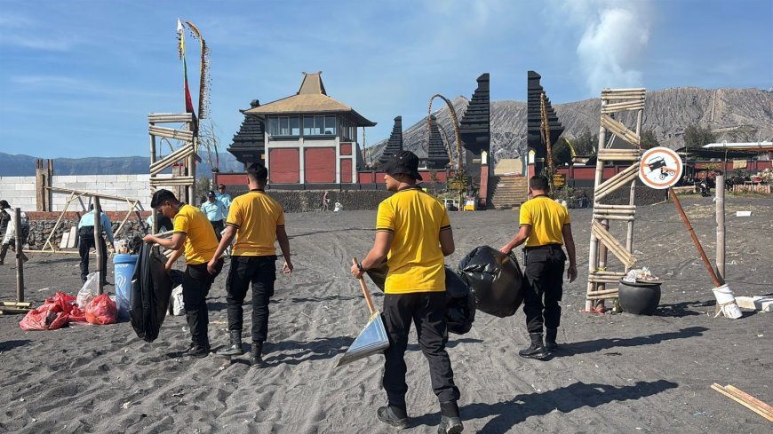 Polres Probolinggo Bersama Elemen Masyarakat Bersihkan Area Bromo