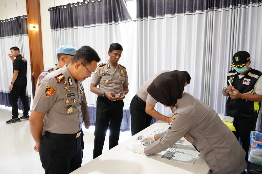 Kapolres Situbondo Pimpin Langsung Tes Urine bagi Jajaran