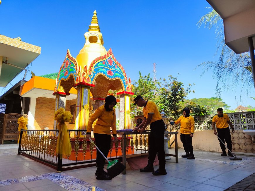 Bersih-Bersih Vihara Jadi Wujud Toleransi dan Kepedulian Polres Malang