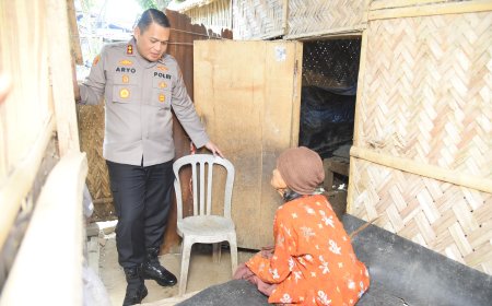 Polri Peduli : Polres Bondowoso Santuni Nenek Sebatangkara