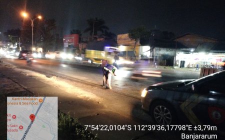 Respon Cepat Aduan 110, Polres Malang Tangani Tumpahan Minyak di Jalan Mondoroko