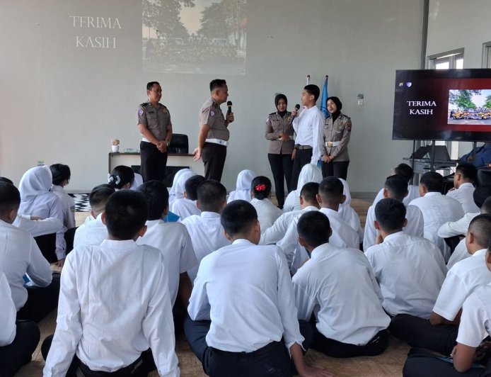 Polisi Edukasi Generasi Muda tentang Disiplin Berlalu Lintas dan Etika Pergaulan