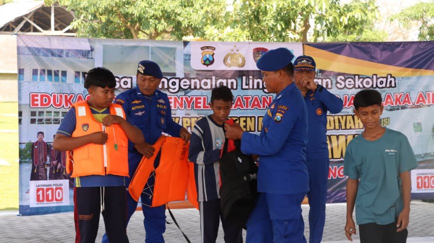 Satpolairud Polres Lamongan Hadirkan Pelatihan Berenang bagi Santri