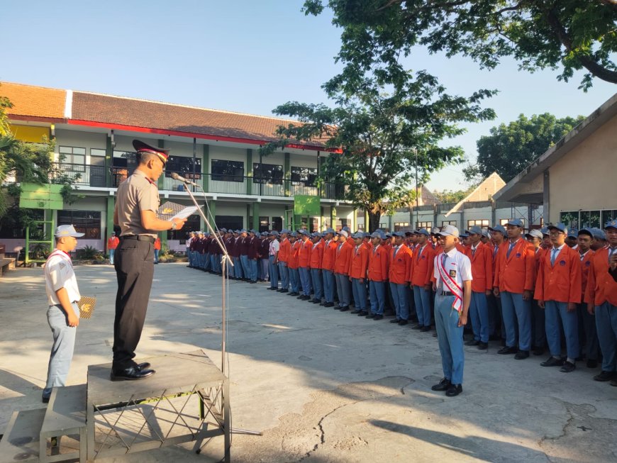 Police Go To School: Polres Mojokerto Kota Tanamkan Disiplin dan Kesadaran Kamtibmas Kepada Pelajar\