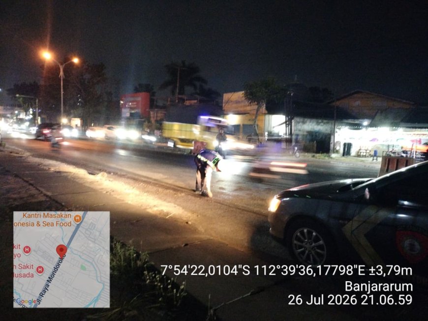 Respon Cepat Aduan 110, Polres Malang Tangani Tumpahan Minyak di Jalan Mondoroko