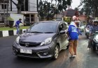 Polresta Malang Kota dan Aremania Bagikan 39 Mawar, Tebar Pesan Damai Jelang HUT Arema FC