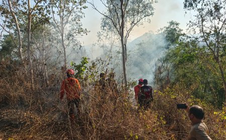 Tim Gabungan Polres Trenggalek Berhasil Evakuasi 4 Pendaki yang Terjebak Kebakaran di Gunung Orak arik