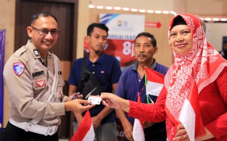Satlantas Polres Gresik Hadiahkan "SIM Gratis" untuk 17 Warga yang Lahir 17 Agustus