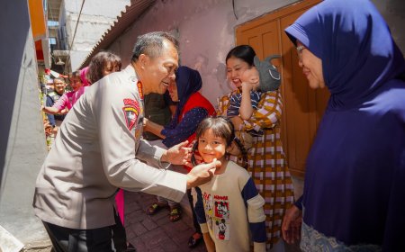Polrestabes Surabaya Salurkan Paket Sembako Lewat Program 'Luthfie.Daily Berbagi'