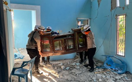 Bantu Warga Selamatkan Harta Benda, Personel SAR Korbrimob Bergerak ke Satar Padut