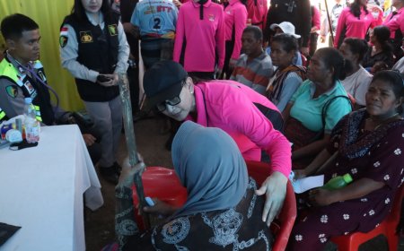 Ketua Umum Bhayangkari Gelar Bakti Sosial dan Bakti Kesehatan bagi Pengungsi Gempa Flores