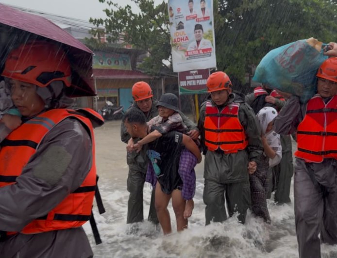 Polri Siaga Bantu Evakuasi Korban Banjir di Padang