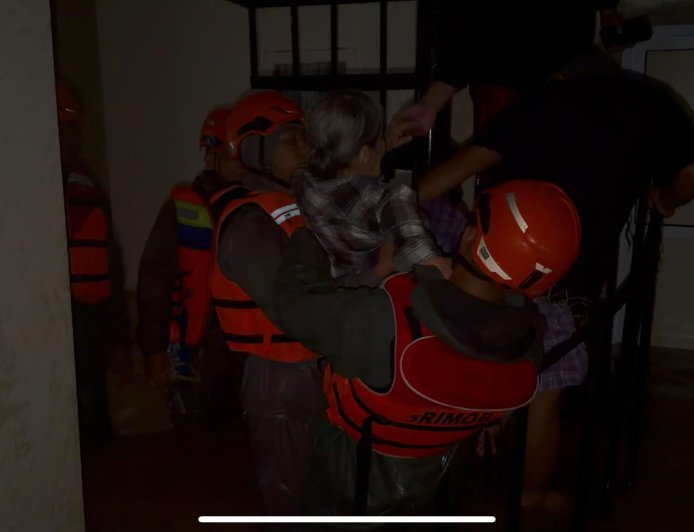 Respons Cepat Polri Selamatkan Warga Terdampak Banjir di Padang