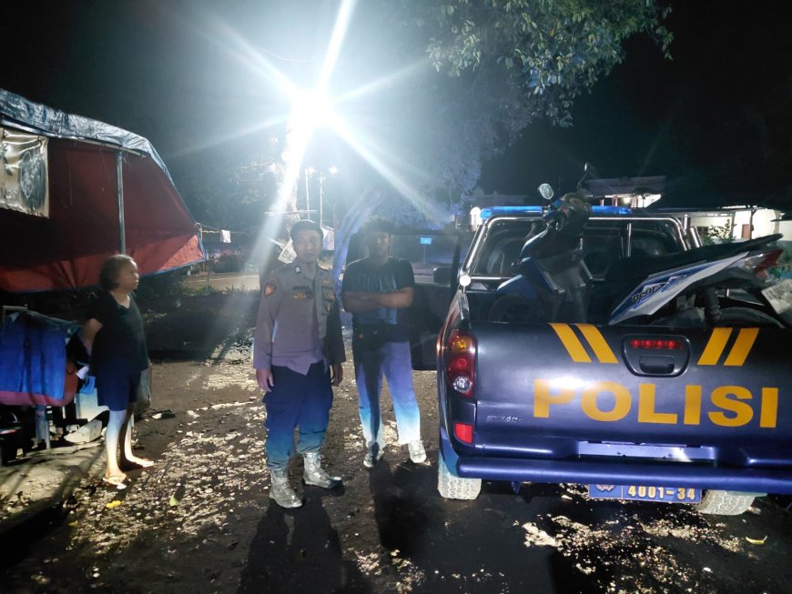 Motor Bocor Dini Hari, Warga Lapor 110 Polres Malang Langsung Dapat Bantuan