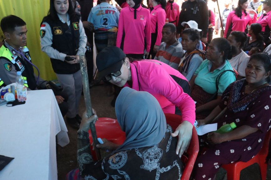 Ketua Umum Bhayangkari Gelar Bakti Sosial dan Bakti Kesehatan bagi Pengungsi Gempa Flores