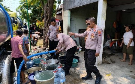 Polres Nganjuk Kerahkan Water Cannon dan Truk Tangki Pasok Puluhan Ribu Liter Air Bersih di Ngetos