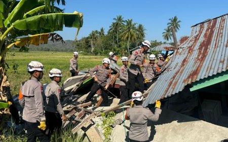 Kehadiran Brimob Ringankan Beban Warga, Rumah Terdampak Bencana Dibongkar