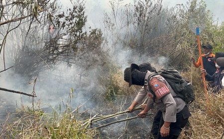 Polres Batu Terjunkan Personel Tangani Karhutla di Gunung Buthak dan Sterilisasi Jalur Pendakian Panderman