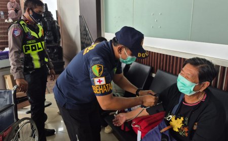 Polresta Bandara Soetta Beri Layanan Kesehatan dan Masker Gratis untuk Penumpang Pesawat yang Tertunda Akibat Erupsi Anak Krakatau