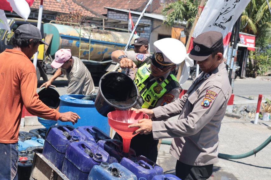 Polres Gresik Peduli, Salurkan Bantuan Air Bersih untuk Warga 3 Desa di Balongpanggang