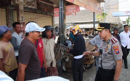 Polisi Bersama Masyarakat : Kapolresta Sumenep Blusukan di Pasar Anom Serap Aspirasi dan Perkuat Kamtibmas